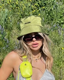 SteveMadden NYLON BUCKET HAT GREEN
